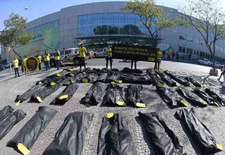 Ativistas protestam em frente ao Comit Olmpico Internacional (foto: Vanderlei Almeida/AFP)