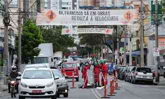 Diante do alarme disparado pela previso do tempo, agentes da Superintendncia de Limpeza Urbana intensificaram a limpeza de galerias, especialmente em pontos crticos da cidade, como a Avenida Francisco S (foto: Gladyston Rodrigues/EM/DA Press)