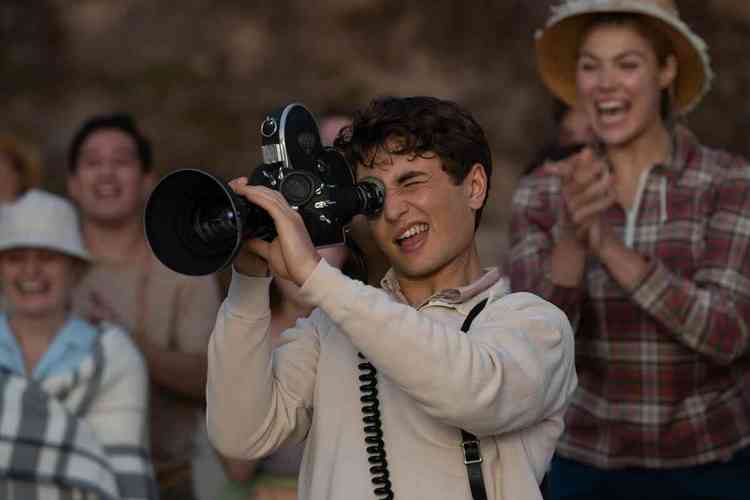 Um garoto de blusa branca segura uma cmera em cena do filme 'Os Fabelmans'