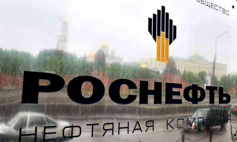 Nesta foto de arquivo tirada em 17 de maio de 2011, o Kremlin  refletido na placa da empresa da estatal petrolfera russa Rosneft na entrada da sede em Moscou
