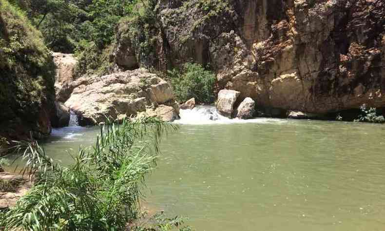 Pai e filho se afogaram na Cachoeira do Argenita, em Arax, no Alto Paranaba(foto: Corpo de Bombeiros/Divulgao)