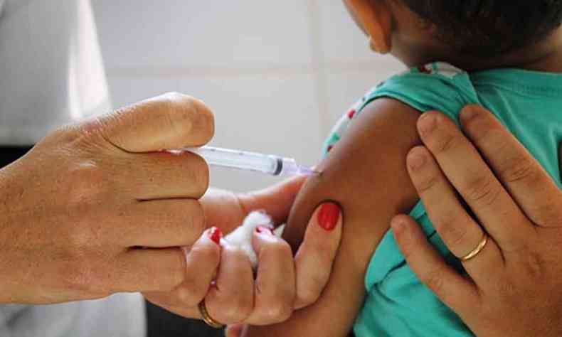 Criana sendo vacinada contra a gripe