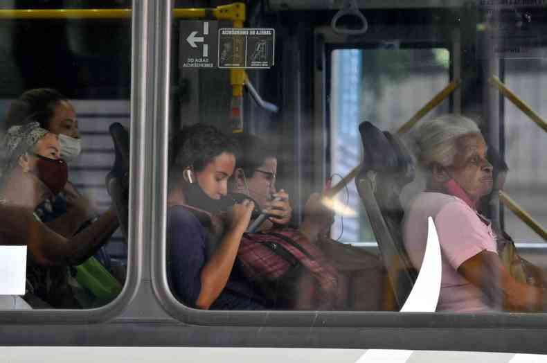 pessoas sem mascaras dentro de onibus que parou na plataforma do Move Metropolitano