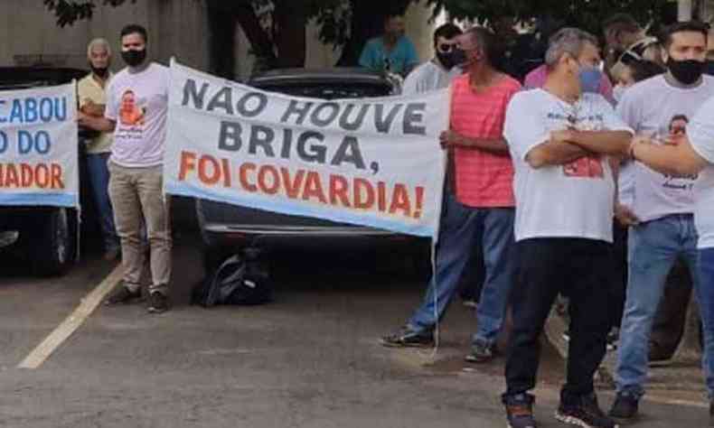Famlia de universitrio fez manifestao em frente ao frum(foto: Joo Victor Cordeiro/Divulgao)