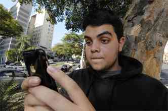 Wellington Alves Martins, de 18 anos, no desgruda do seu aparelho e diz no saber quantas horas por dia passa ao telefone (foto: Beto Magalhaes/EM/D.A Press)