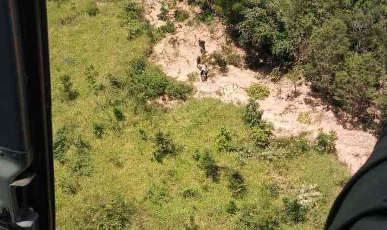 Helicptero consegue localizar fugitivos em estrada rural de Novo Cruzeiro(foto: PMMG/Divulgao)