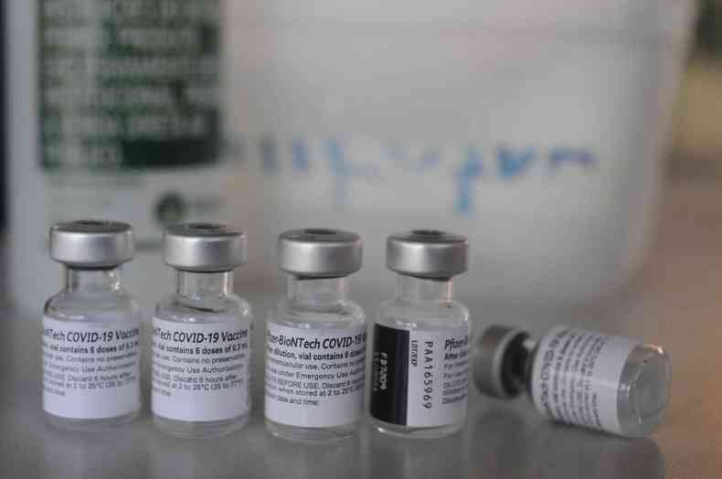 Adultos com mais de 18 anos sero vacinados no sbado(foto: Leandro Couri/EM/D.A. Press)