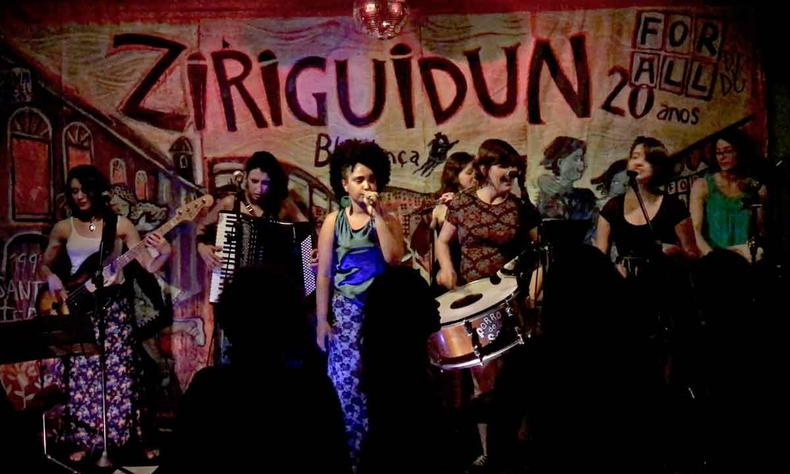 No palco, banda feminina toca forr em Belo Horizonte na cena do filme ''Para todos'' 