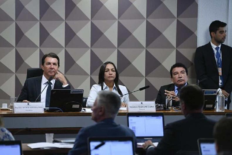 Presidente da CPMI do 8/1, deputado Arthur Maia ( esquerda), ao lado da relatora, senadora Eliziane Gama, e do 2 vice-presidente da CPMI do colegiado, senador Magno Malta