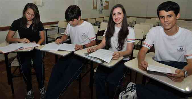 Sersie Antunes, Eduardo Iasbeck, Paullinne Ariel e Nicholas Barbosa Nunes, de 17 anos, alunos do Santa Marcelina, esto apreensivos quanto ao tema da redao do Enem(foto: Marcos Michelin/EM/D.A Press)