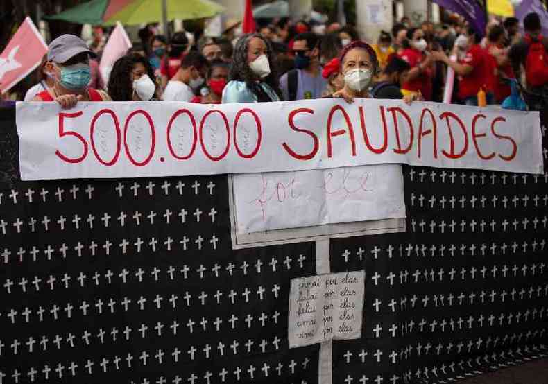Manifestantes protestam contra o governo Bolsonaro e sua gesto da pandemia de COVID-19 em Manaus, em 19 de junho de 2021(foto: Michael Dantas / AFP)
