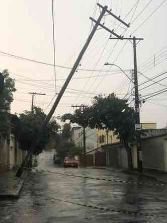 Com a chuva e vendaval, um poste caiu no Bairro Santa Cruz, com risco de eletrocusso(foto: Corpo de Bombeiros/Divulgao)