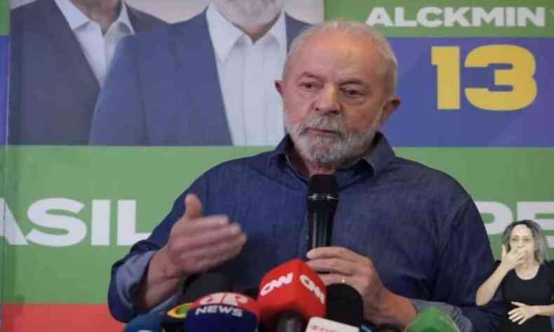 Em coletiva com jornalistas, Lula critica o ex-deputado Roberto Jefferson, que disparou contra a polcia no ltimo domingo (23/10)
