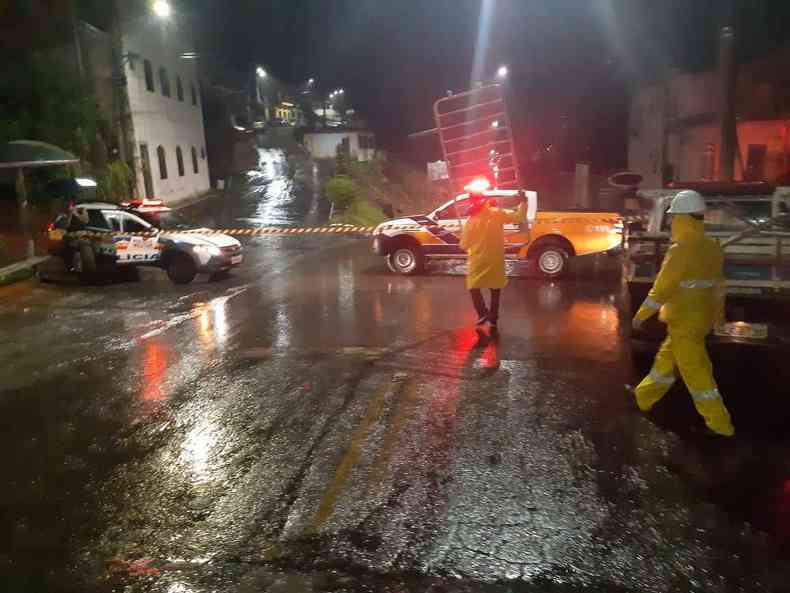 Agentes isolaram a Avenida Farmacutico Duilio Passos, onde um poste caiu durante as chuvas desse domingo(foto: divulgao/Defesa Civil)