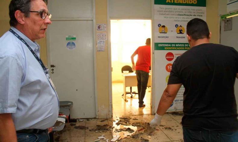 O secretrio de Sade de Uberaba na UPA Mirante para conferir os estragos deixados pelo temporal
