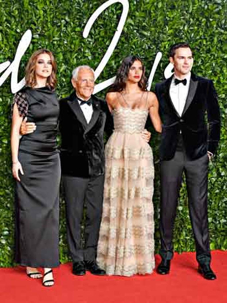 Barbara Palvin, Giorgio Armani, Sara Sampaio e Nicholas Hoult(foto: Christy Barley/divulgação) Barbara Palvin, Giorgio Armani, Sara Sampaio e Nicholas Hoult(foto: Christy Barley/divulgação)