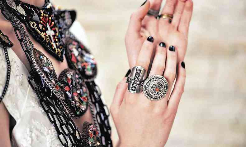 Mulher usa colares e anéis da Mary Design