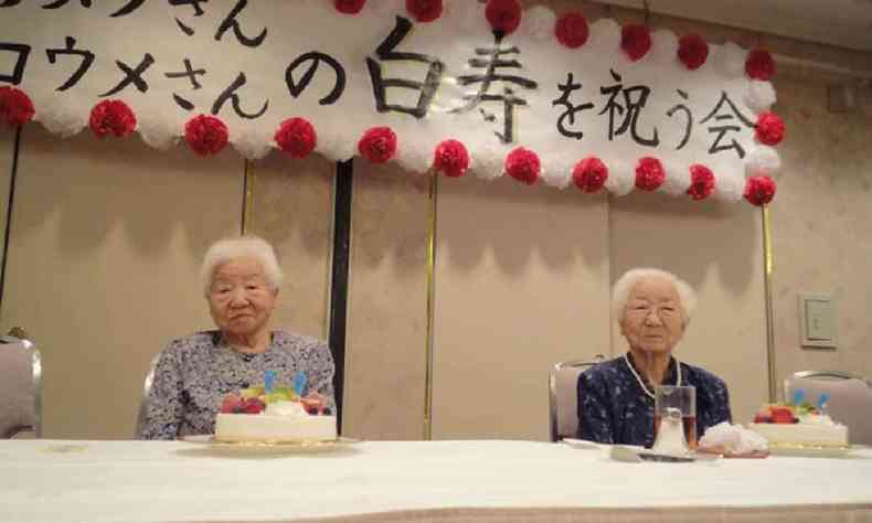 Umeno Sumiyama e Koume Kodama em sua festa de 99 anos