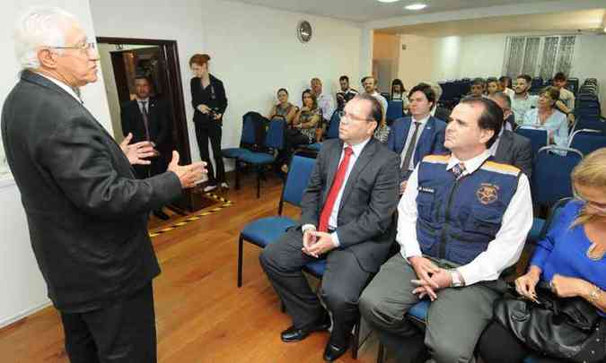 Presidente da CMI/Secovi MG, Otimar Bicalho, anuncia o comeo da campanha para combater a proliferao do Aedes aegypti(foto: Marcos Vieira/EM/D.A Press)