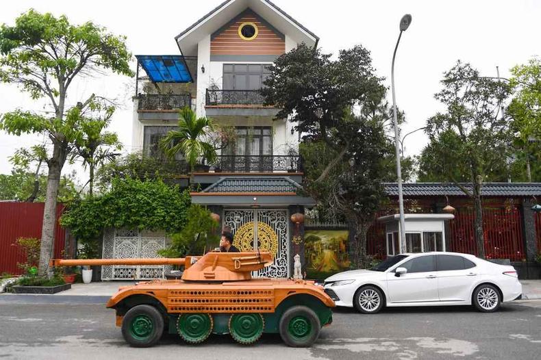 Tanque de madeira passeia pelas ruas de Saigon