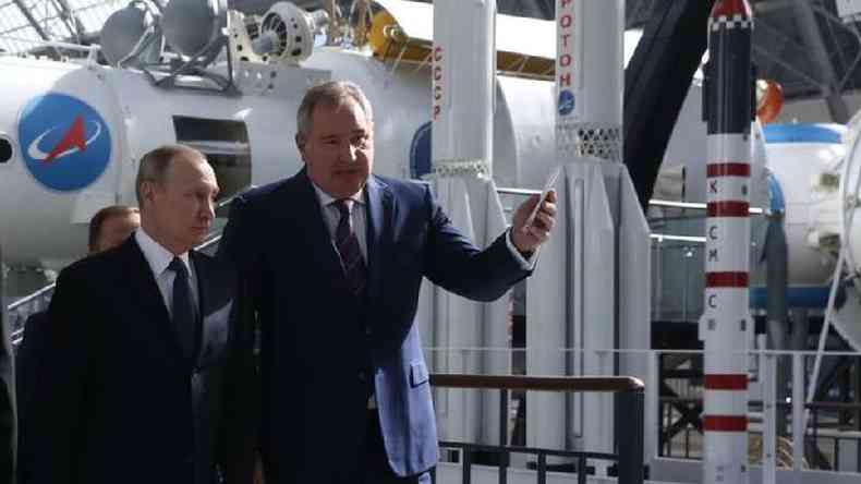 Dmitry Rogozin ( direita), chefe da agncia espacial russa Roscosmos, junto a Vladimir Putin em 2018