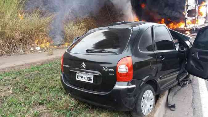 Acidente ocorreu na BR-040, em Juiz de Fora. Carro de Petrópolis ficou com a frente danificada e caminhão acabou em chamas PRF/Divulgação