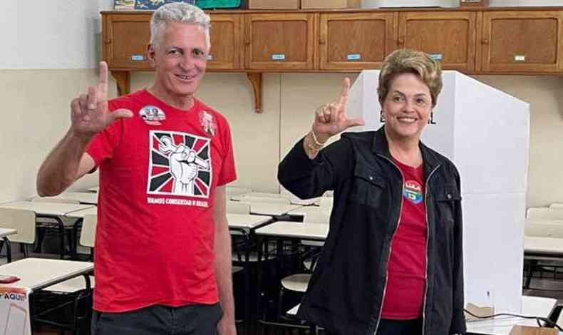 Dilma faz sinal do L ao lado do deputado estadual Rogrio Correia 