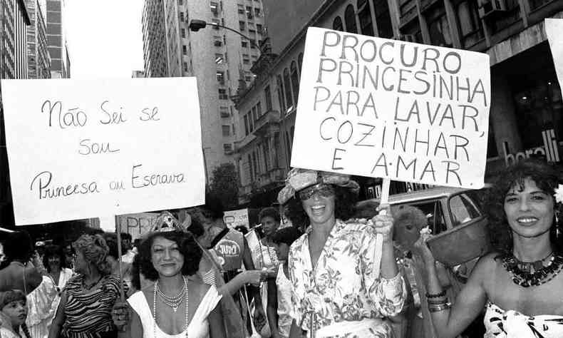 Durante passeata feminista no Rio, mulheres seguram faixas onde se l a frase no sei se sou princesa ou escrava