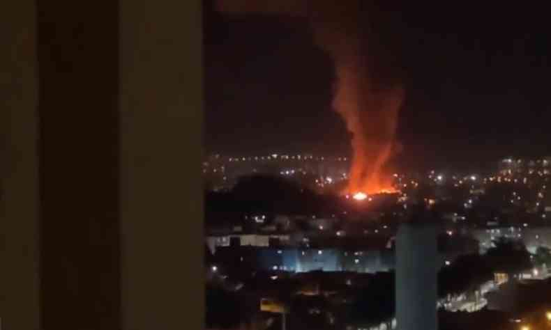 vista de uma longa distncia de um incndio na cidade de Santos
