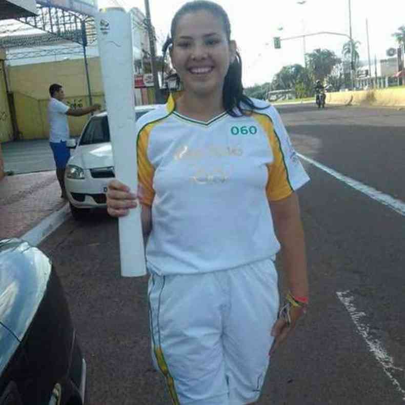 Camila Micaela de Oliveira Fonseca, hoje com 19 anos, venceu concurso aos 14 anos, com redao em que contava que gostava de cantar(foto: Arquivo pessoal)