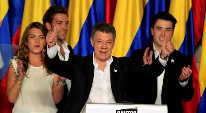 Juan Manuel Santos (C) venceu com 51% dos votos v�lidos, contra 45% de seu opositor(foto: REUTERS/Jose Miguel Gomez)