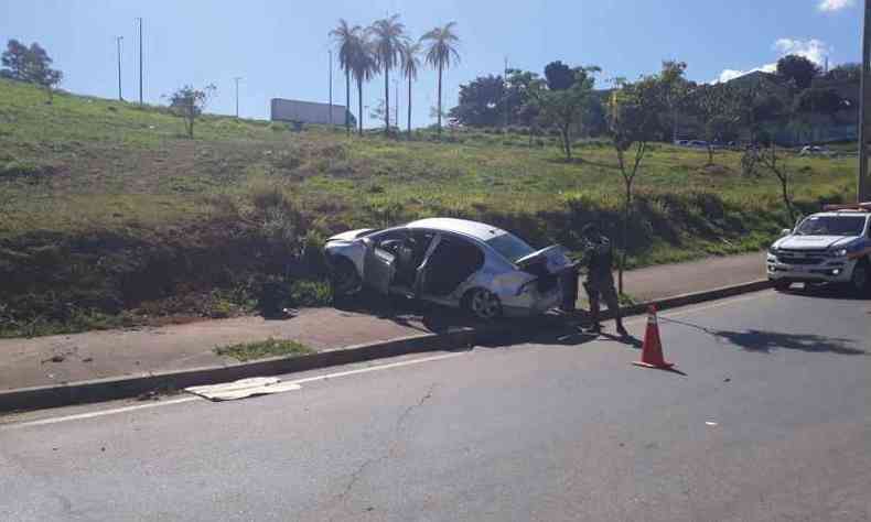 Carro dos criminosos se envolveu em acidente na Avenida Antnio Carlos(foto: Polcia Militar / Divulgao)