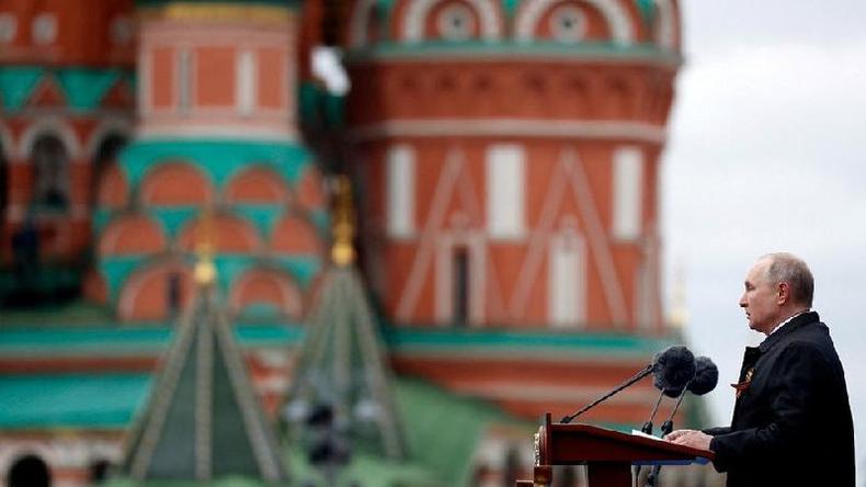 Putin no plpito discursando na praa vermelha