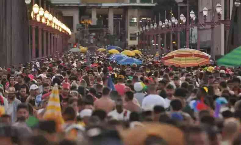 Multido de pessoas concentradas na rua durante o carnaval em Belo Horizonte