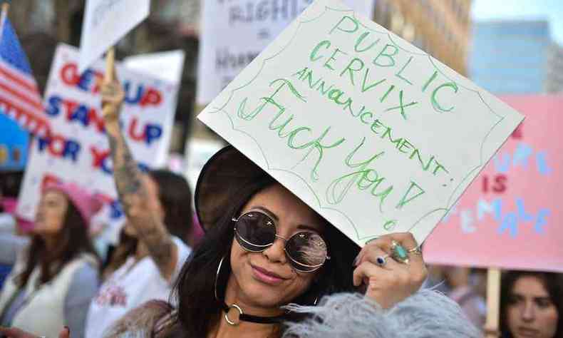 Manifestante segura um cartaz durante a Terceira Marcha Anual das Mulheres de Los Angeles, na Califrnia(foto: AFP / Robyn Beck)