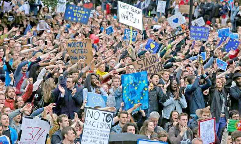 Protesto contrrio  sada do Reino Unido da Unio Europeia: onda de desemprego e de xenofobia preocupa principalmente os imigrantes(foto: JUSTIN TALLIS/afp)