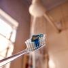Se você escova os dentes no banho fique atento; entenda os perigos