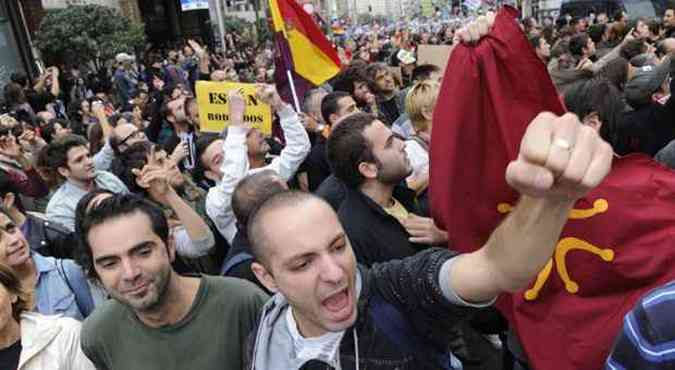 Manifestantes espanhis reclamam dos cortes oramentrios no pas durante a crise(foto: DOMINIQUE FAGET / AFP)