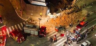 Antes da chegada dos bombeiros, populares tentaram localizar e resgatar v�timas(foto: Edson Lopes Jr./Folhapress)