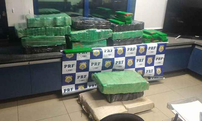 Droga estava dentro de carro com queixa de roubo(foto: PRF/Divulgação) Droga estava dentro de carro com queixa de roubo(foto: PRF/Divulgação)