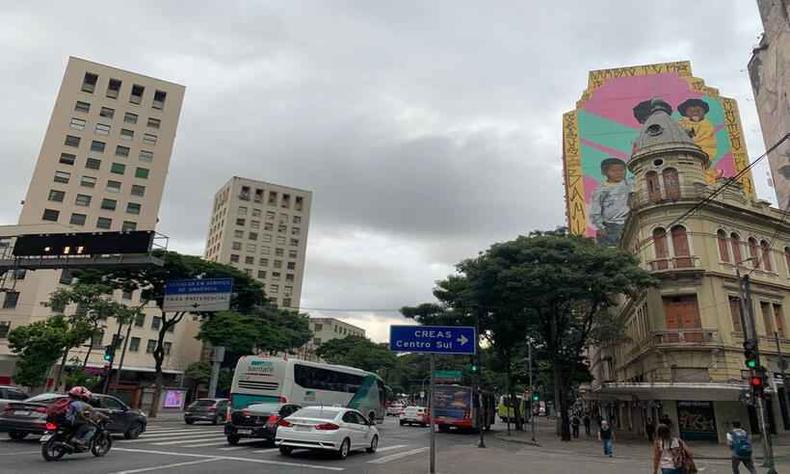 Máxima prevista para esta quinta-feira (2/3) na capital é de 30ºC e a mínima registrada foi de 17ºC(foto: Edésio Ferreira/EM/D.A Press) céu fechado em BH nesta quinta-feira