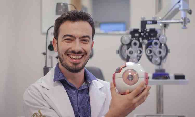 Tiago Csar, oftalmologista