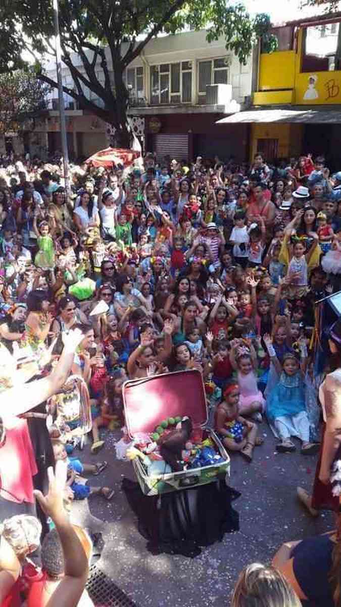 A manh comeou animada em Belo Horizonte no domingo que antecede o carnaval. Na Savassi, centenas de famlias acompanharam o bloco infantil 'Padecendo na folia'Edsio Ferreira/EM/D.A.Press