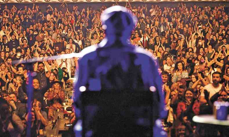 Milton Nascimento agradece aplausos do pblico, em teatro lotado