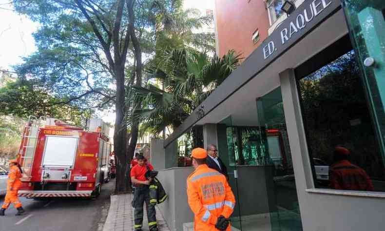 Chamas atingiram um apartamento no segundo andar do edifcio(foto: Leandro Couri/EM/DA Press)