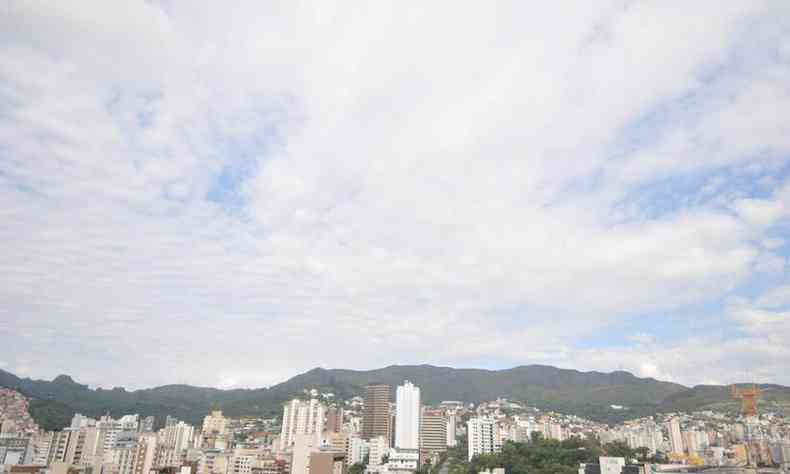 Vista da Serra do Curral, a partir da avenida Afonso Pena com avenida do Contorno, em BH