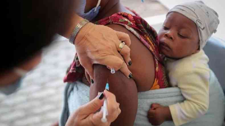 mulher sendo vacinada