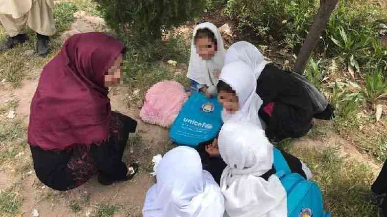 Amina visita alunas de uma escola na provncia de Herat(foto: Arquivo pessoal)