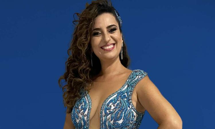 Aline Calixto sorri para a cmera