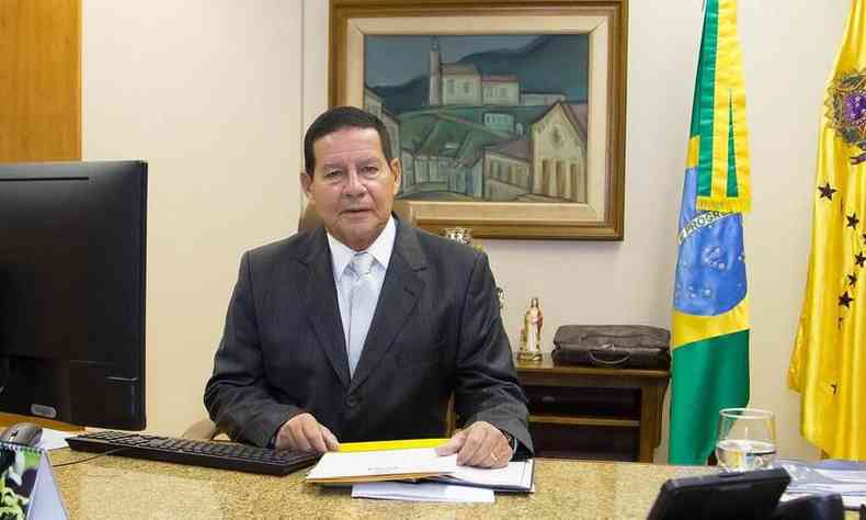 Mouro posa para foto no gabinete de trabalho